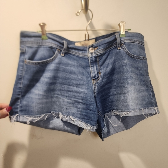 Hollister women's Denim Short.soze 32 - Picture 2 of 6